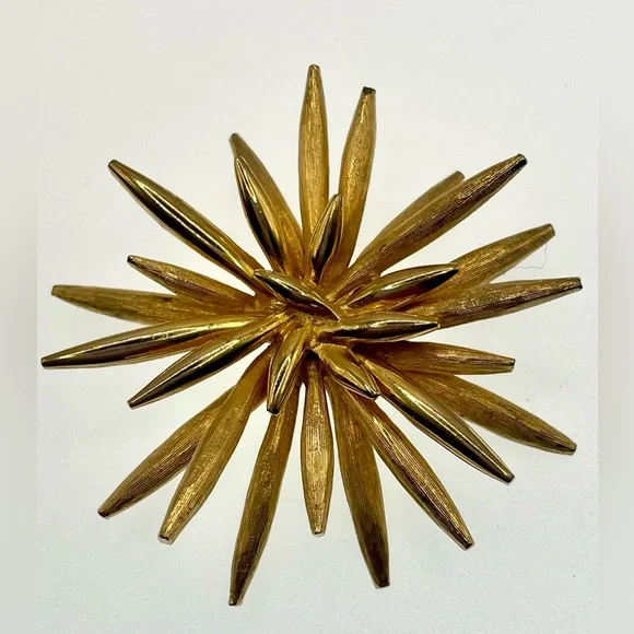 Vintage 50s Signed Boucher Gold Tone Textured Polished Starburst Brooch Pin MCM - Picture 10 of 11
